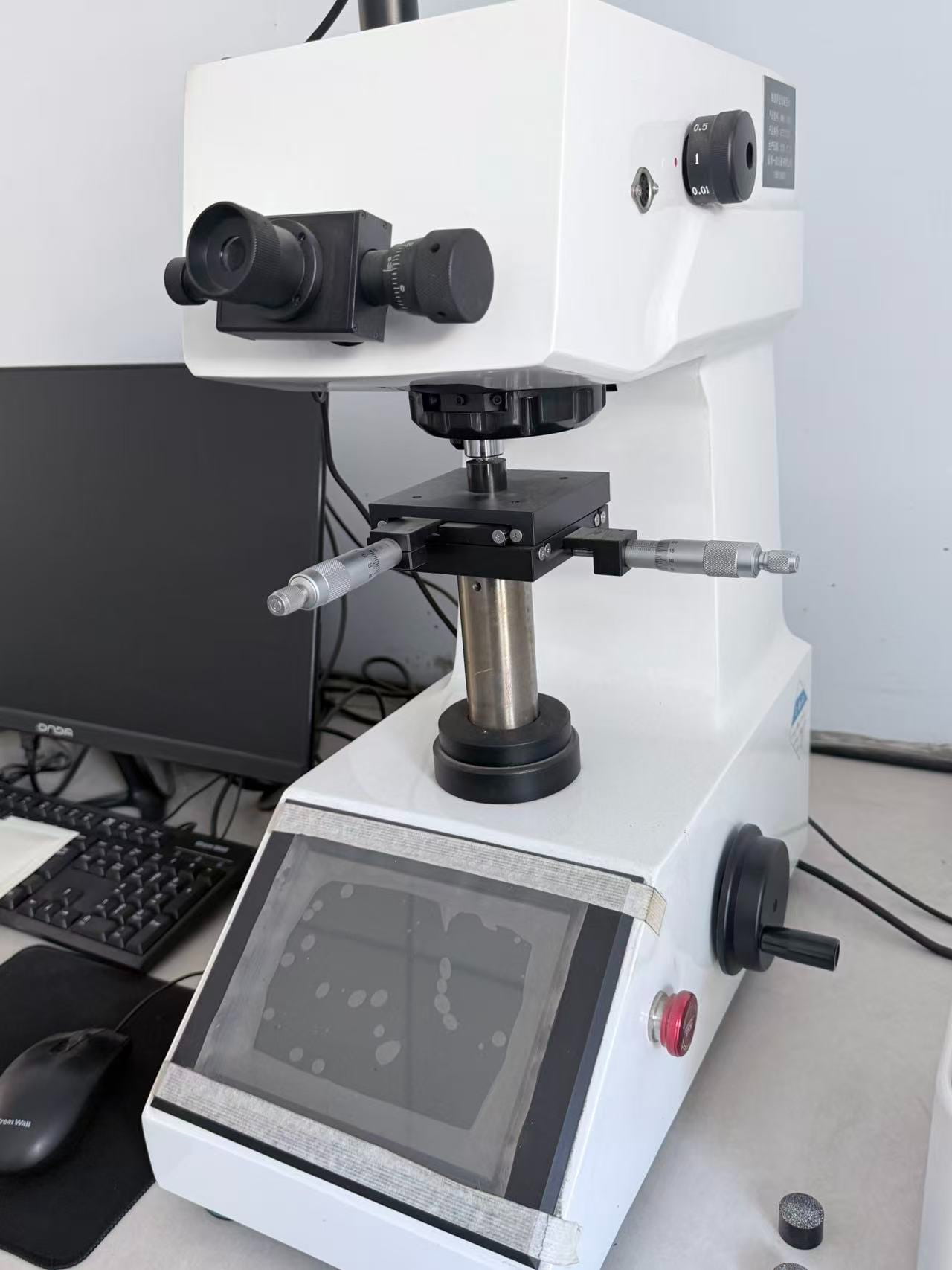 Vickers hardness tester for prepared steel abrasive specimens Vickers hardness tester for prepared steel abrasive specimens