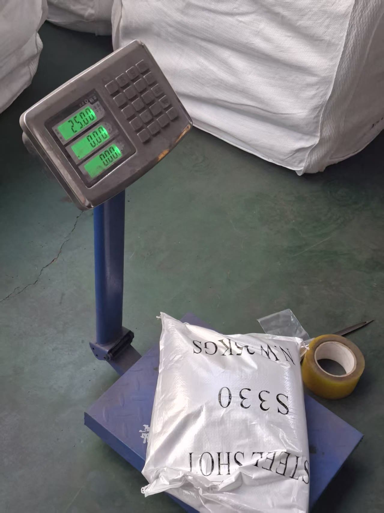 Weight check of a 25 kg S330 steel shot bag on a platform scale Weight check of a 25 kg S330 steel shot bag on a platform scale