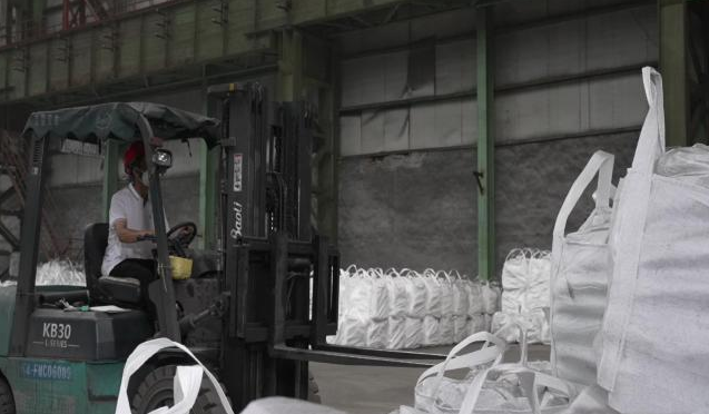 Jumbo bag handling for steel shot export delivery