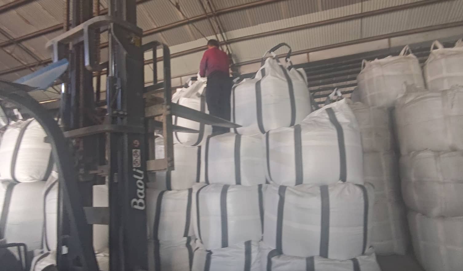 Forklift positioning bulk bags during ceramic proppant sampling