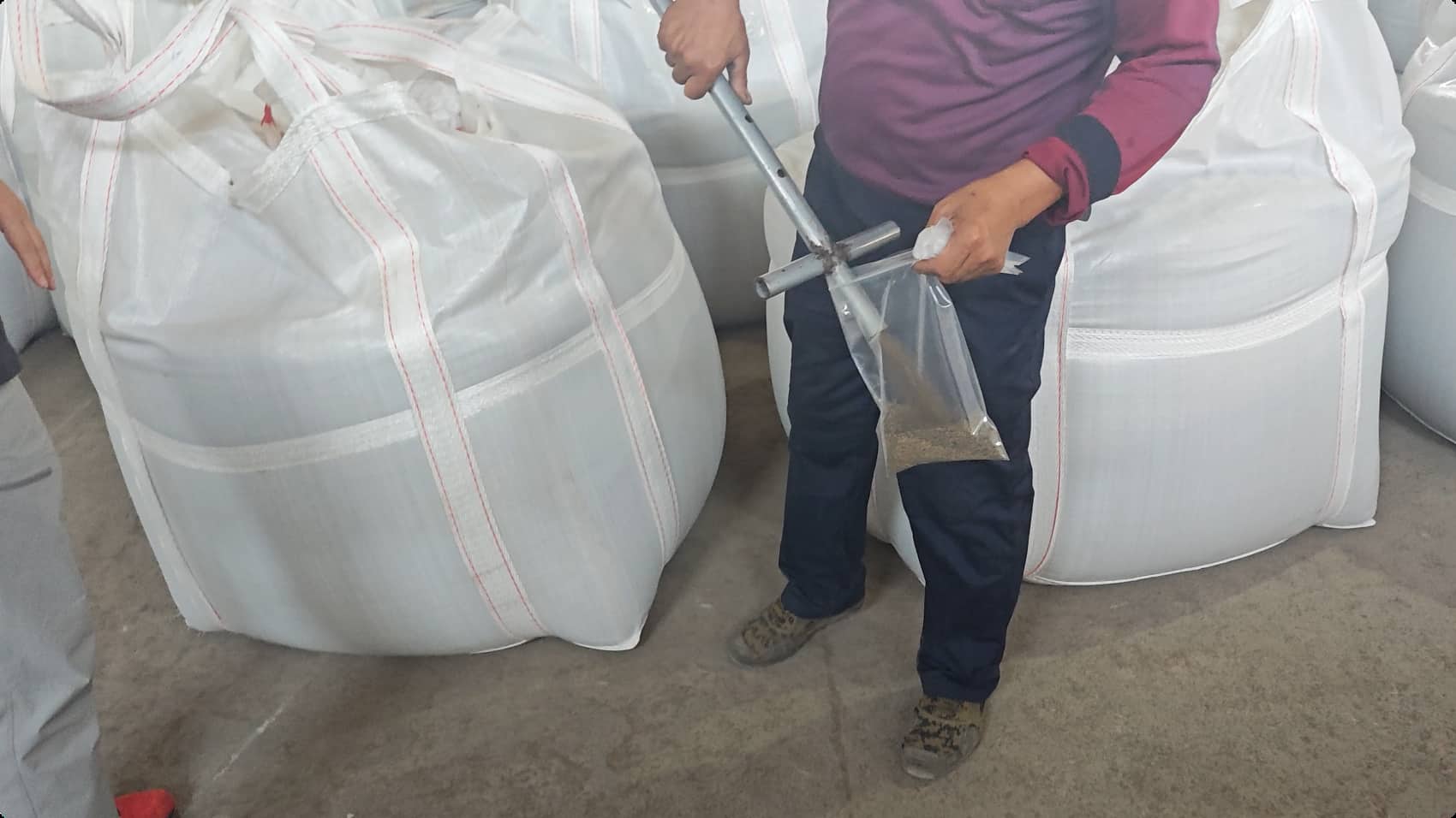 Random tube sampling from a ceramic proppant bulk bag