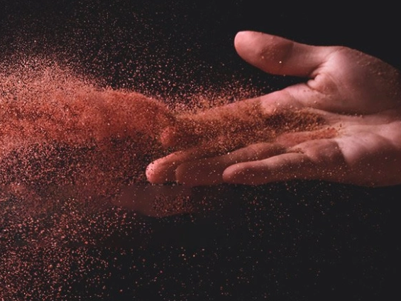 Natural angular garnet for dry and wet blasting applications