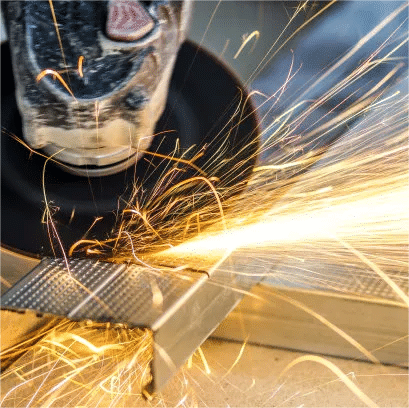 金属打磨飞溅火花的工业场景